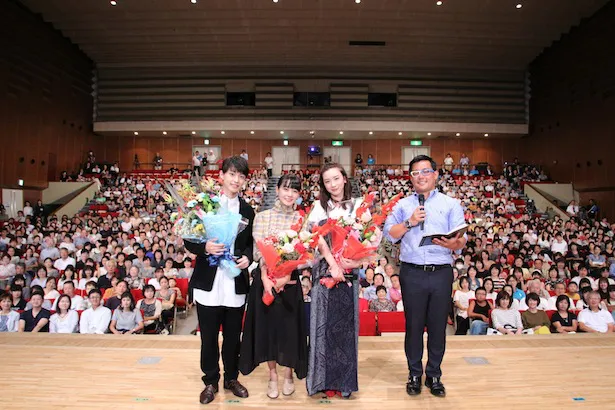 (左から)上村海成、奈緒、永野芽郁がスペシャルトークショーに登場