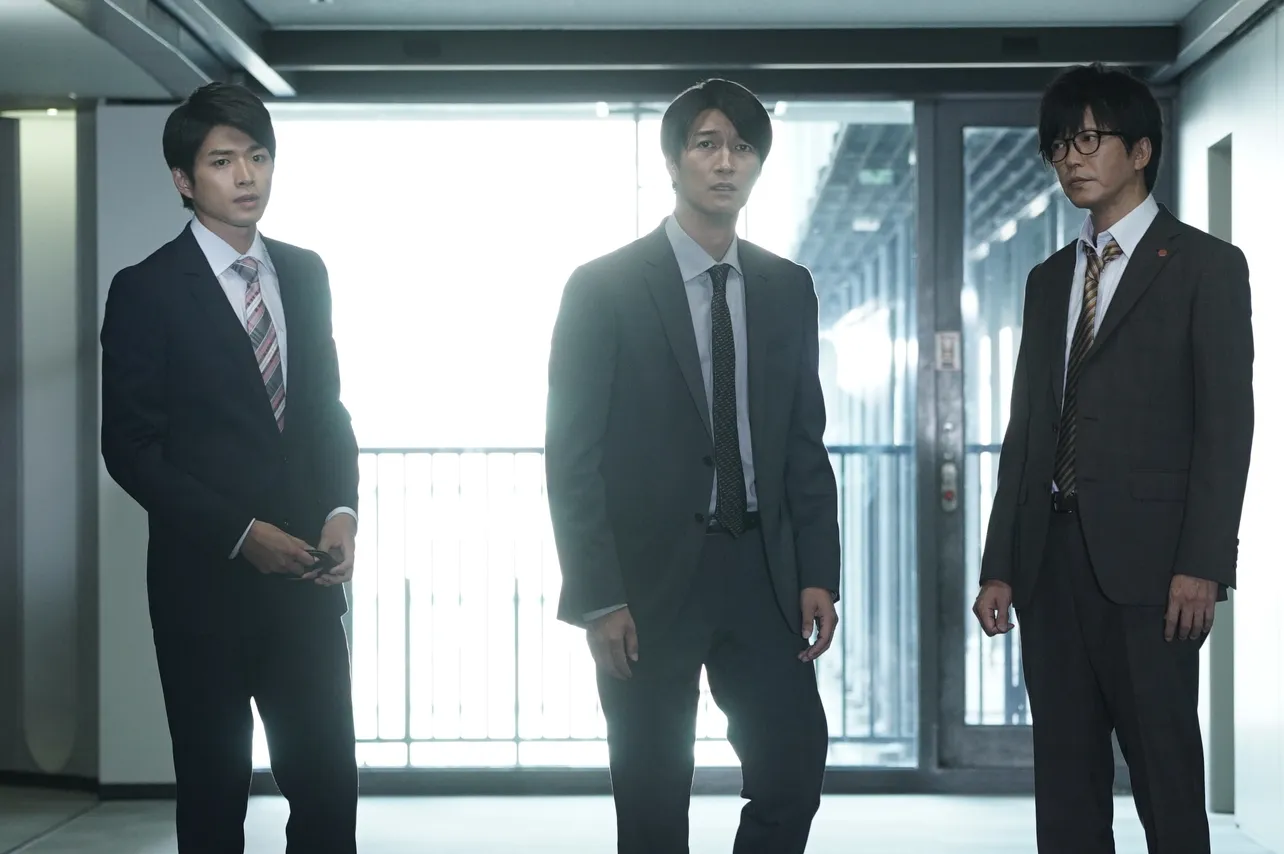 8月29日(水)放送のドラマ「刑事7人」で弁護士役でゲスト出演する天野浩成(中央)