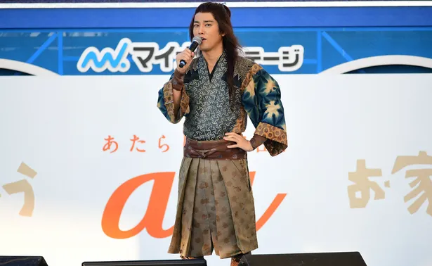 桐谷健太 浦ちゃん衣装で 新曲を熱唱 三太郎cmは じいちゃんになるまで 画像3 3 芸能ニュースならザテレビジョン