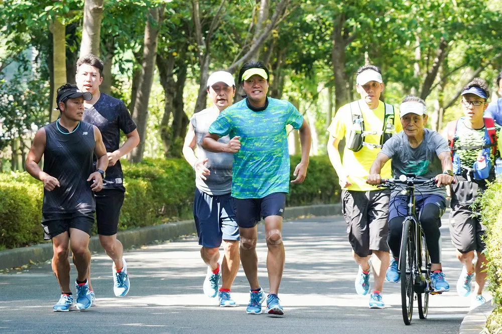 ランの練習に励むみやぞん