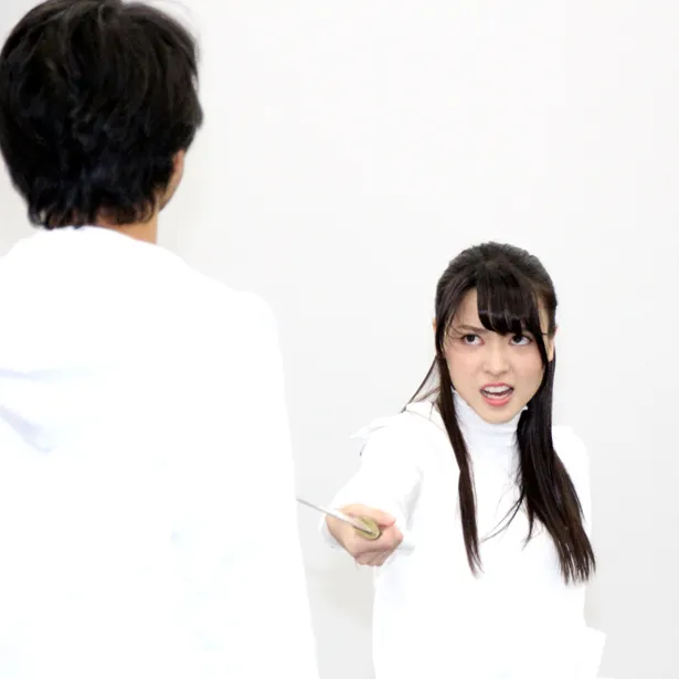 矢島舞美演じる少女は、捜し続けた因縁の相手を前に鬼気迫る表情を見せる