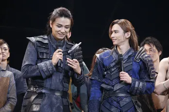 堂本光一×井上芳雄「ナイツ・テイル」帝劇公演千秋楽!『光一くんはなんてかわいらしい生き物なんだと』