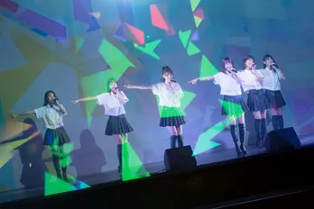 東京パフォーマンスドール、美しい映像とリンクした近未来的ライブ開催! “圧巻×絶賛”の空間に