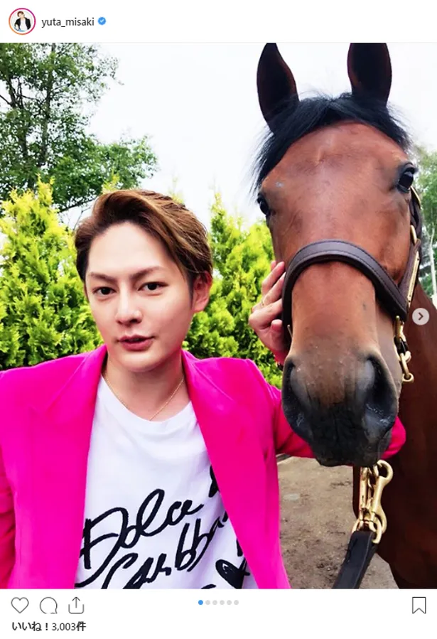 【写真を見る】ド派手なピンクのジャケットでセリに臨んだ三崎優太氏が愛馬と記念撮影