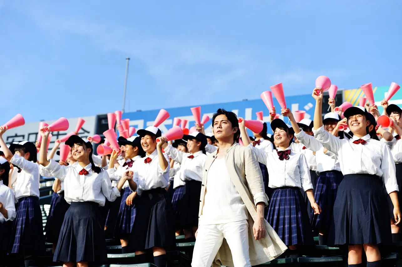 【写真を見る】福山雅治は、全国高校野球選手権大会テーマソング「甲子園」を熱唱！