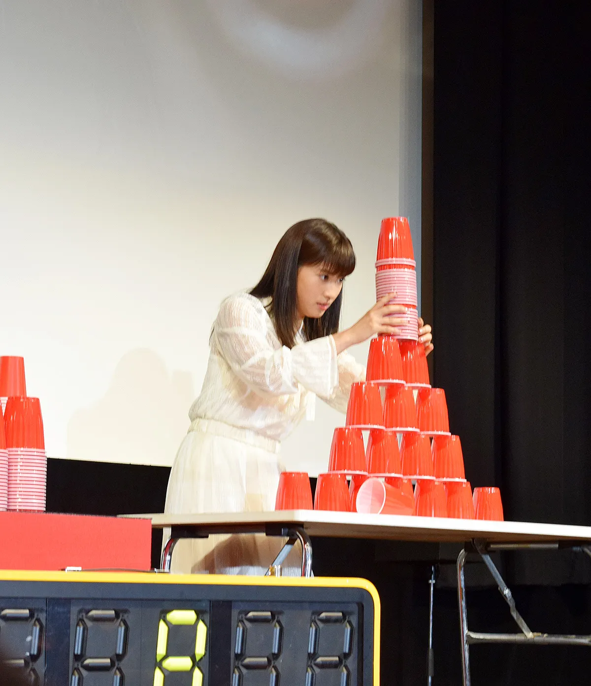 慎重につむ土屋太鳳