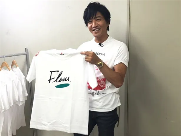 【写真を見る】人生初のオリジナルTシャツ（試作品）を手に満足そうな木村