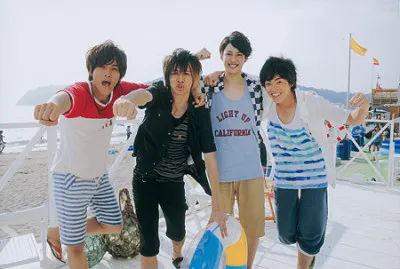 海の家で暑さにも負けずにはしゃぐ（写真左から）松坂桃李、JOY、大野拓朗、大東俊介
