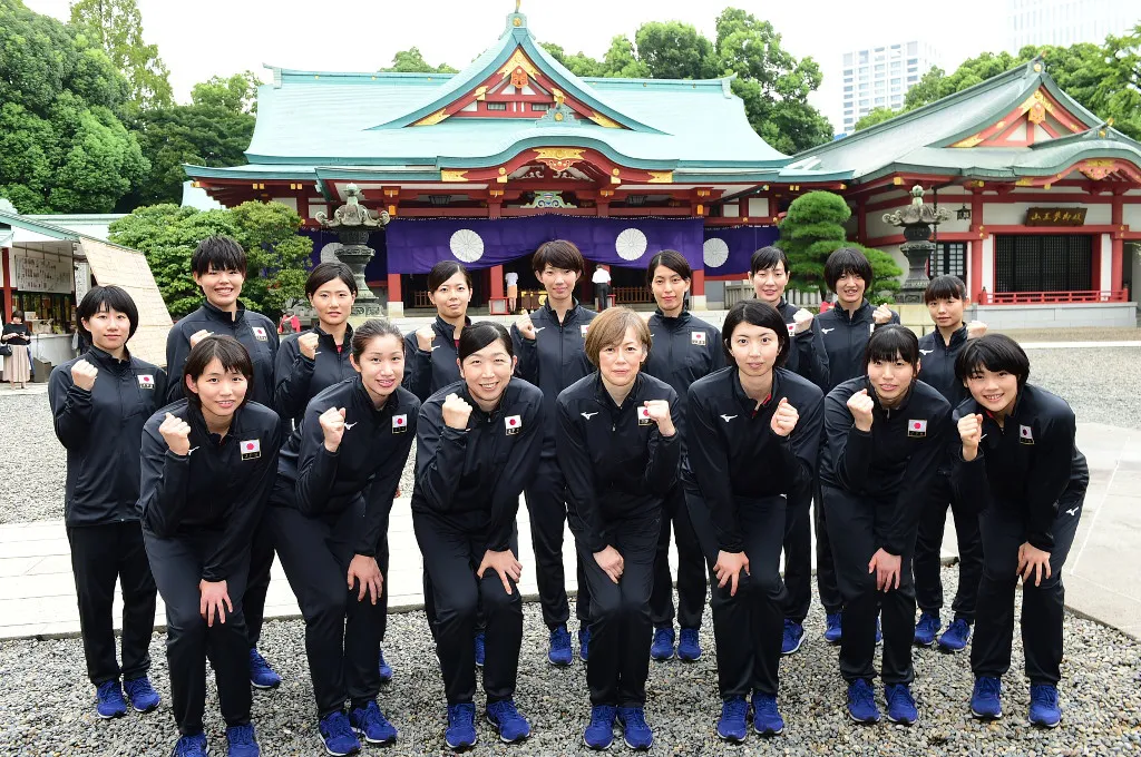 必勝祈願のため、日枝神社に訪れた中田久美監督と日本女子代表選手たち