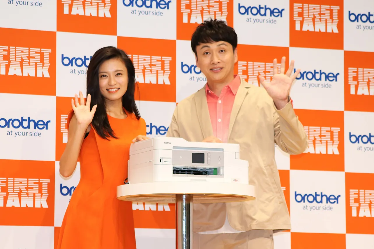 ブラザーの新製品発表会に登壇した小島瑠璃子(左)と児嶋一哉(右)