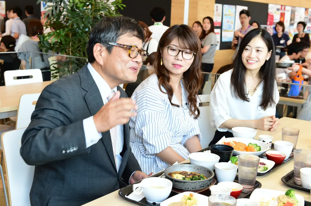 【写真を見る】楽天の社員食堂を満きつする森永卓郎、山﨑ケイ