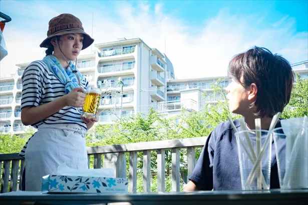 【写真を見る】東京で五平餅を売り歩く“アラフォー”鈴愛(永野芽郁)！律曰く「オバサンになったな」