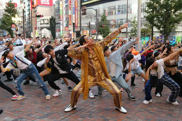 ピコ太郎 ダンサー100人によるサプライズフラッシュモブが新宿に出現 芸能ニュースならザテレビジョン