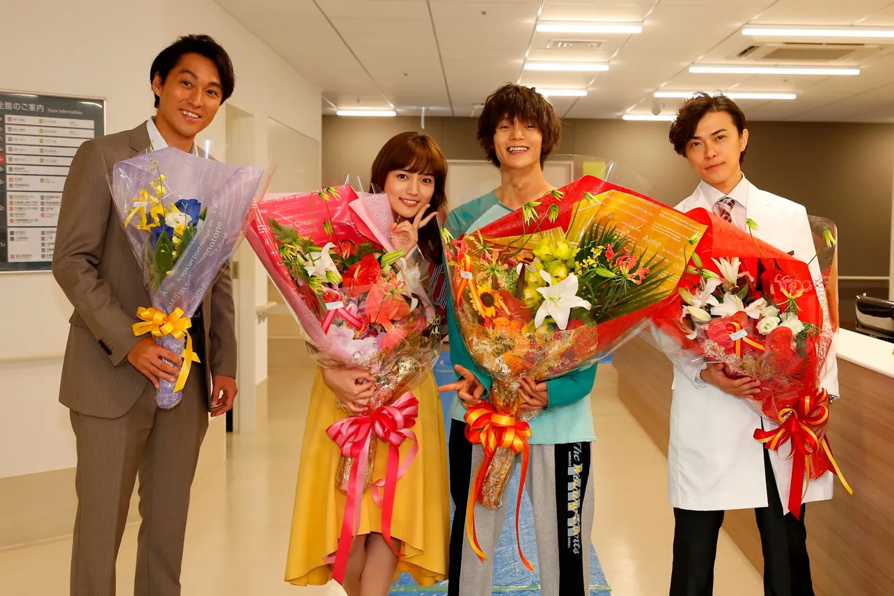 渡辺大、川口春奈、窪田正孝、勝地涼(写真左から)が笑顔でクランクアップ