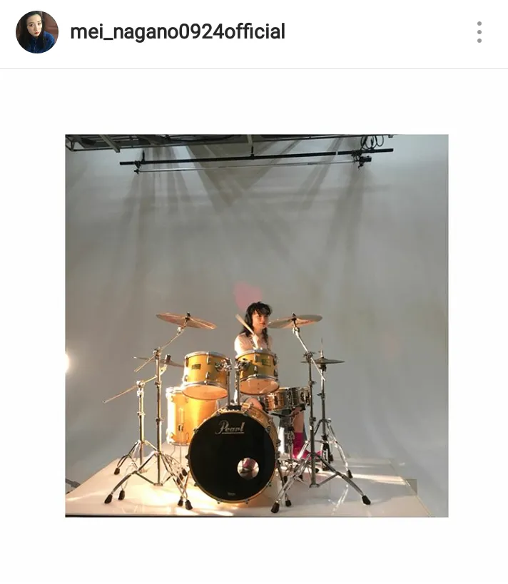 ドラムを演奏する永野芽郁。カッコイイ！