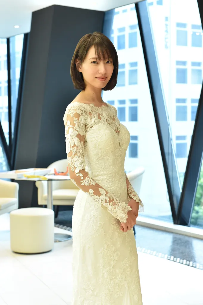 ウェディングドレス姿で初のクランクインを迎えた戸田恵梨香