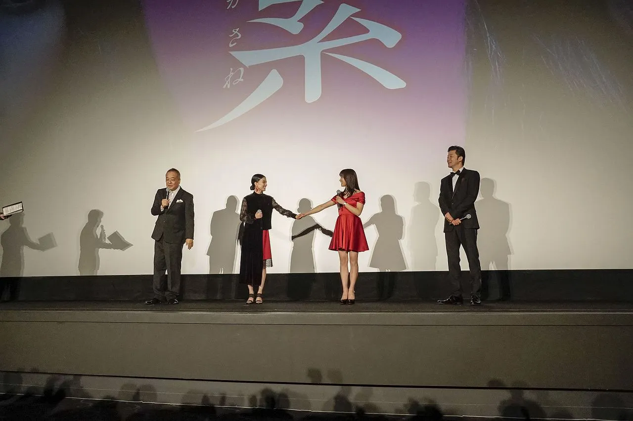 イベントに登壇した佐藤祐市監督、芳根京子、土屋太鳳、浅野忠信(写真左から)