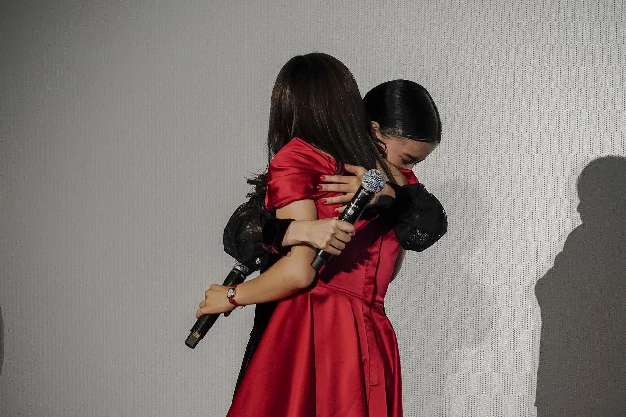 【写真を見る】イベントラスト、「寂しい～！」と土屋太鳳に抱き着く芳根京子…！