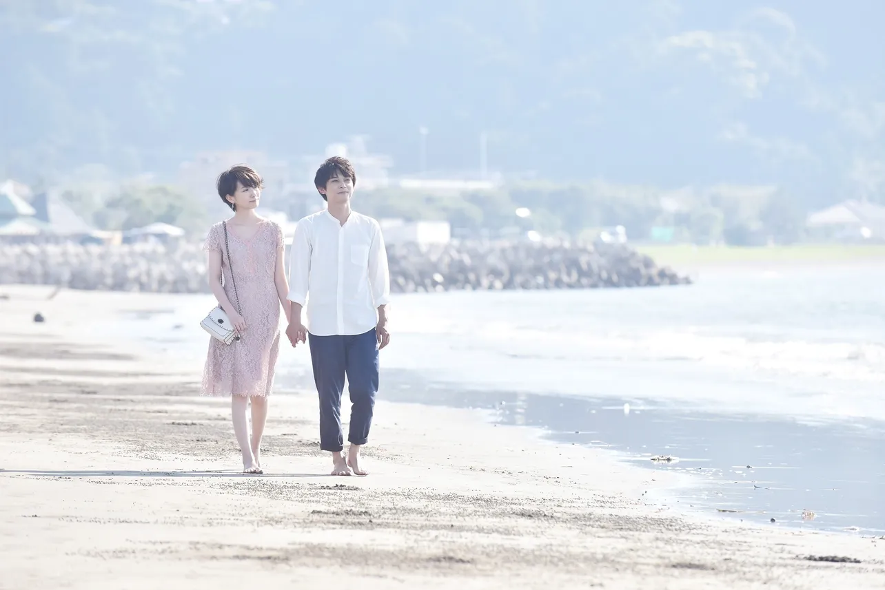 海辺にデートへ出かける、さやか(波瑠)と祐一(吉沢亮)