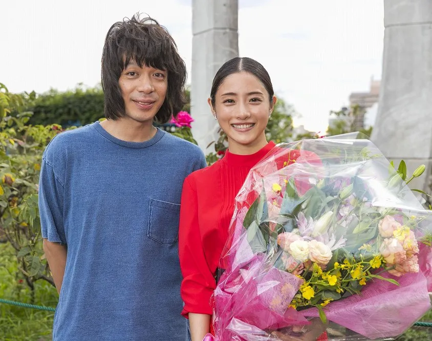 7月期ドラマ「高嶺の花」の撮影を無事終え、笑顔の主演・石原さとみと峯田和伸