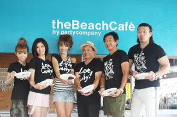 「カレーは文化です!」石田純一もメンバーの“芸能人カレー部”が海の家で会見!