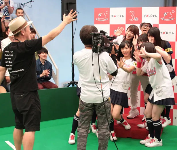【写真を見る】千葉晃嗣ディレクターらスタッフのサポートで、AKB48メンバーら出演者たちは楽しい番組作りに臨んでいる