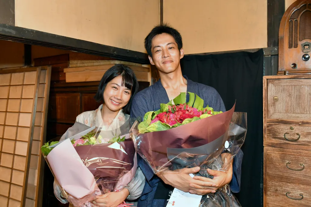 クランクアップし、花束を手にする松本穂香(左)、松坂桃李(右)