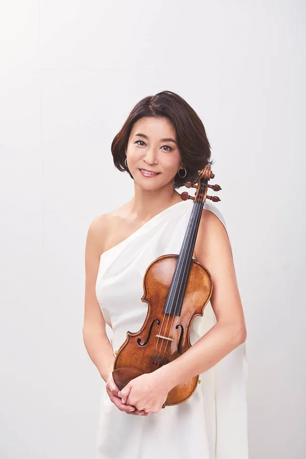 高嶋ちさ子は自身がプロデュースする「12人のヴァイオリニスト」を率いて登場
