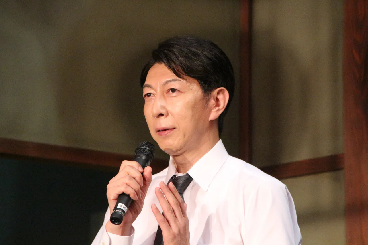 有楽亭八雲師匠のお手伝い兼運転手の松田を演じる篠井英介