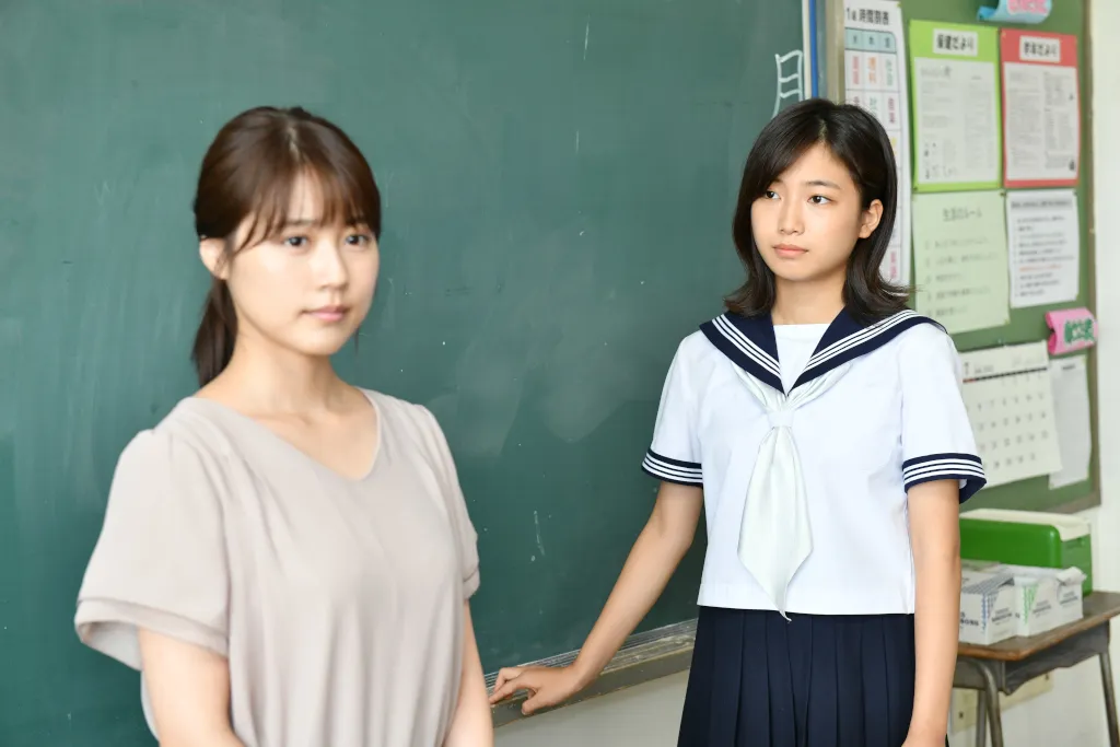 「中学聖日記」(TBS系)で有村架純(左)演じる教師を敵視する生徒・るなを演じる小野莉奈(右)