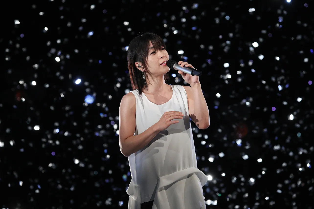 【写真を見る】宇多田ヒカルはあのテーマソングを力強く歌い上げる！