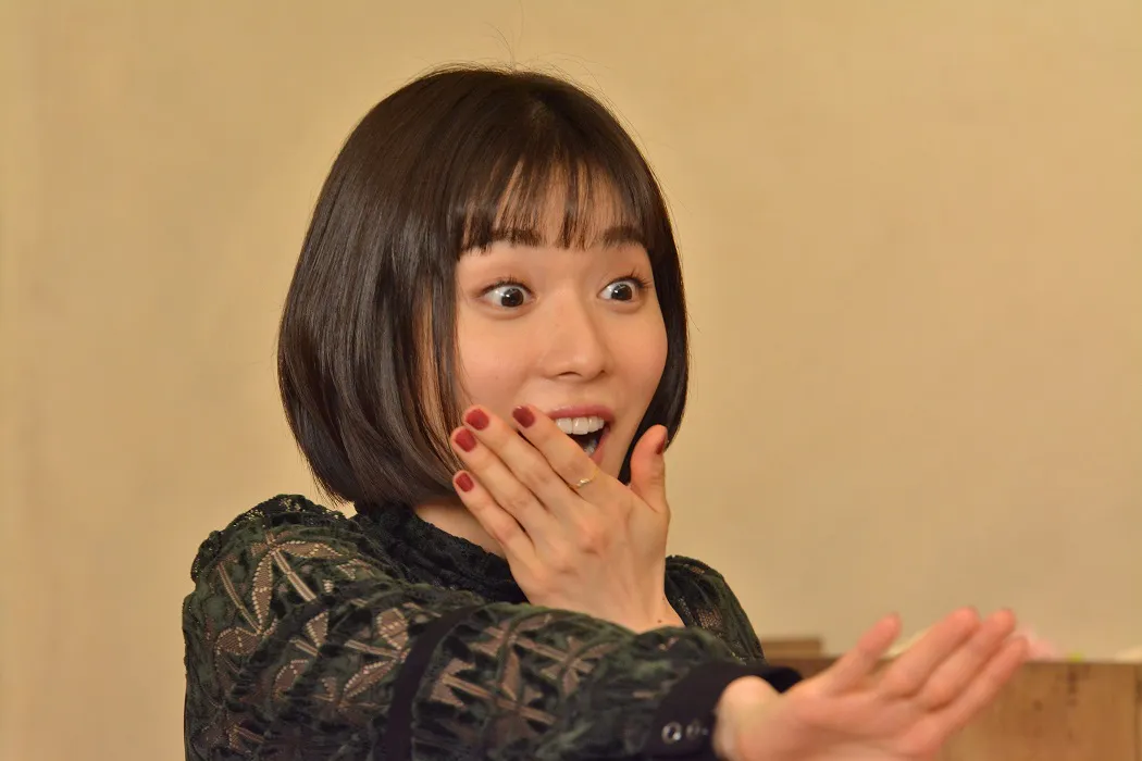 【写真を見る】驚く表情も美しい松岡茉優