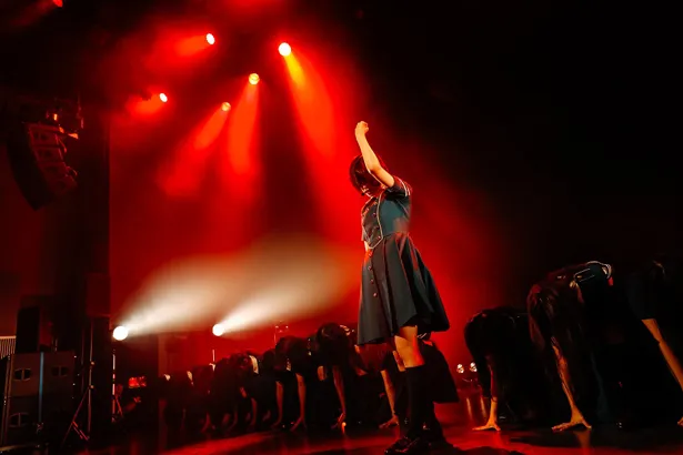 “聖地”で「サイレントマジョリティー」を熱唱した欅坂46