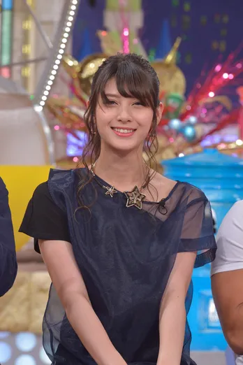 “10頭身美女”アンジェラ芽衣、橋本環奈との超小顔ツーショットに騒然「500回スクショした」