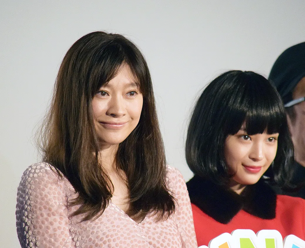 篠原涼子と広瀬すずが主人公・奈美の大人時代、女子高校生時代をそれぞれ演じる