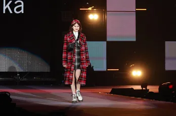 “コスプレちゃん”でも話題となった国民的美少女が、オトナな表情で堂々ランウェイ<GirlsAward>