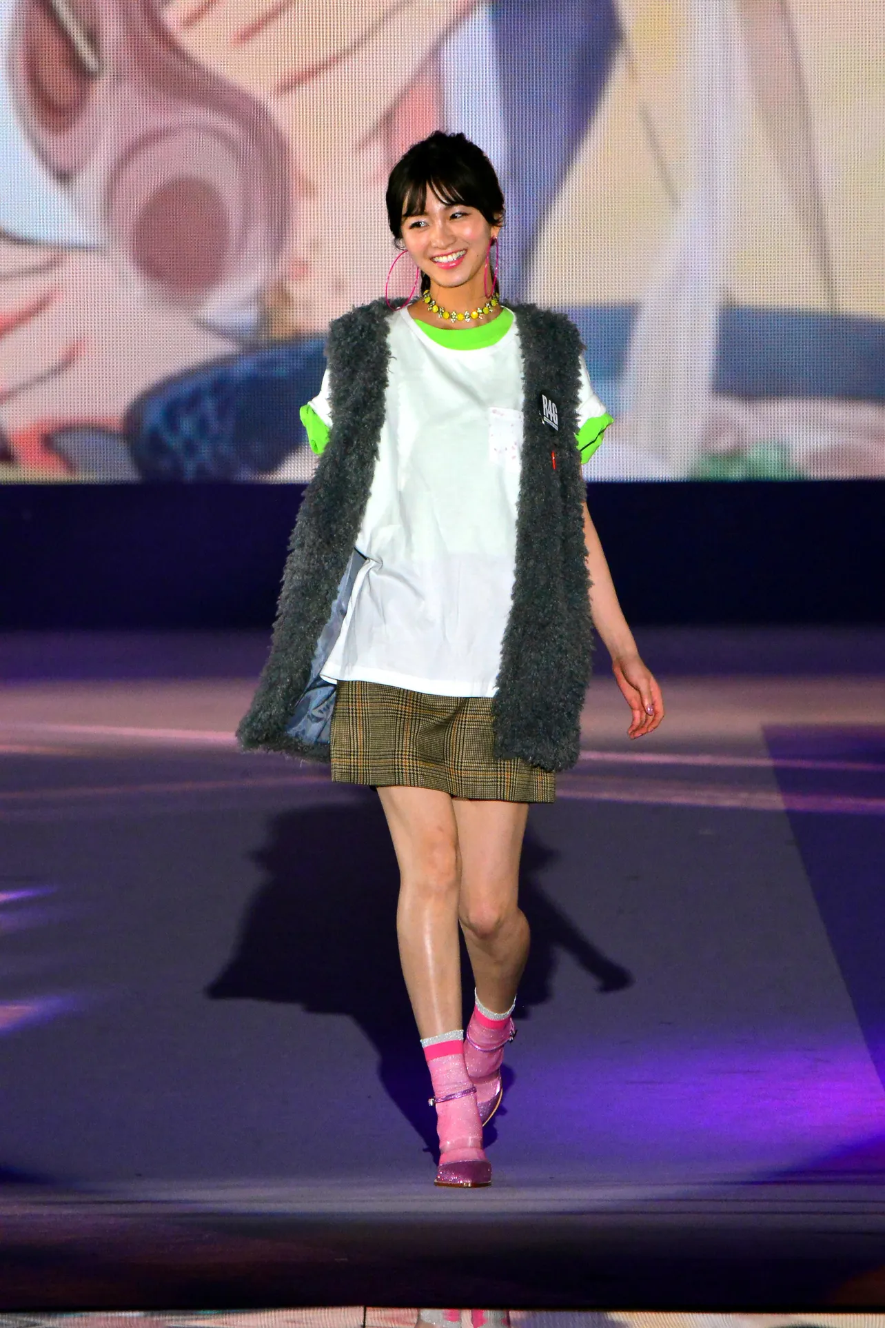 ファッションブランド「R4G」のステージに登場した岡崎紗絵