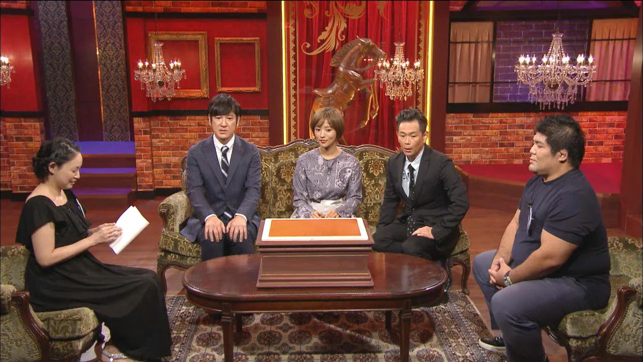 日本を代表する柔道家だった泉浩(右端)と女優の末永遥(左端)夫妻が登場
