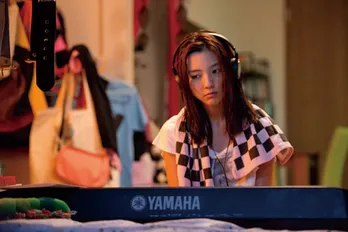 真野恵里菜「青の帰り道」若者7人の青春描いた場面写真を公開！