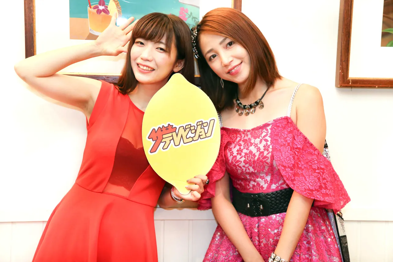 コラボシングル「最高の女」をリリースした、ぱいぱいでか美(左)と吉川友(右)