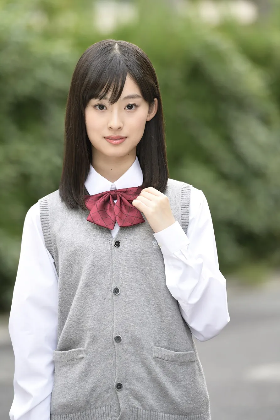 【写真を見る】井本彩花が連ドラデビュー。制服姿の凛とした表情で決意を語る