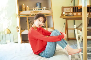 大きなベッドにゴロン!岡崎紗絵 “非日常”なグランピングを満喫