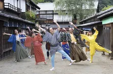 満島真之介がちょんまげ姿の謎のお殿様に!? 全国のスクリーンで踊る!