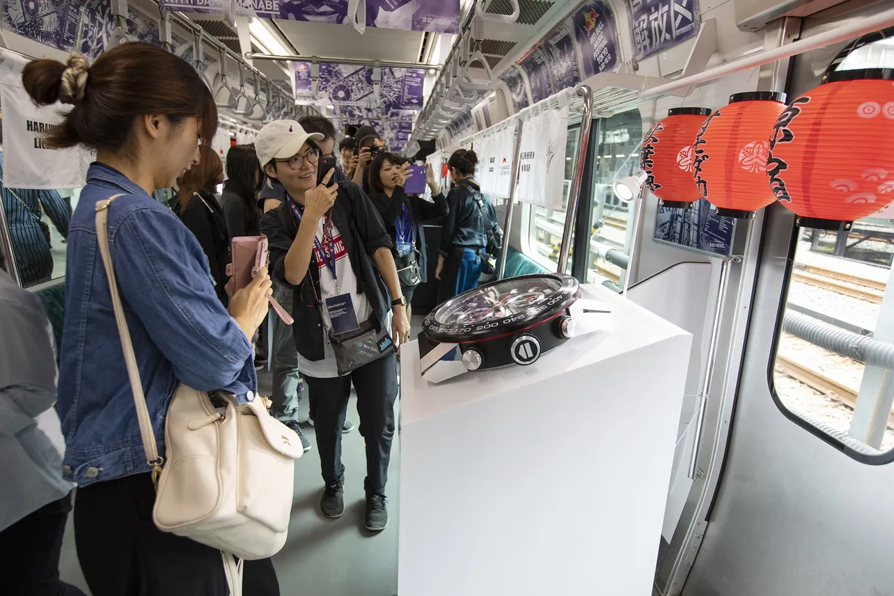 さまざまな車内のデコレーションに、観客も興味津々！