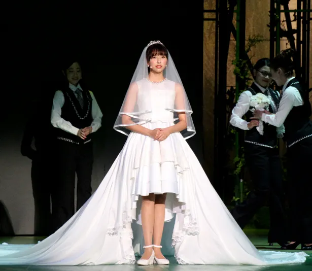 【写真を見る】玉木シオリ、そして結婚を控える遠藤しおりを演じる玉井詩織はウエディングドレス姿を披露