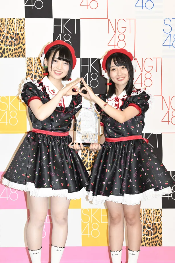 「AKB48グループ第2回ユニットじゃんけん大会―」で優勝した「Fortune cherry」の多田京加(左)と松田祐実(右)
