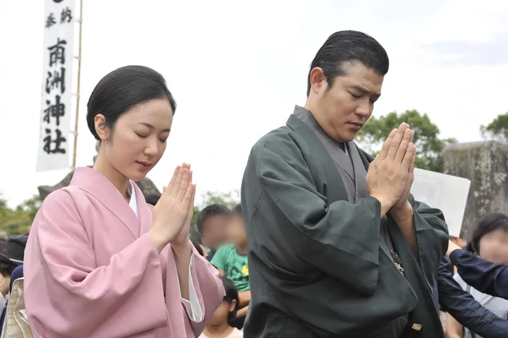 鈴木亮平 黒木華 西郷隆盛の命日に墓参り 西郷さんに恥ずかしくないようにやらせていただくつもり Webザテレビジョン