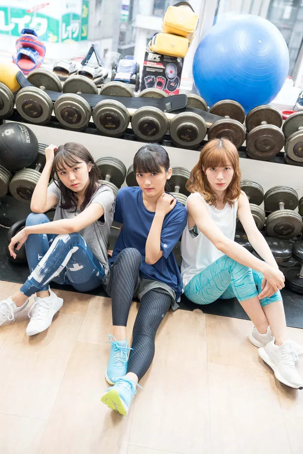 筋トレ大好きの(左から)室田瑞希、野村みな美、生田衣梨奈がハードトレーニングに挑戦！　その実力は!?