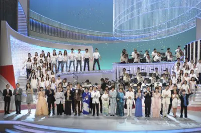 【写真】30組以上の出演者が昭和37年発表の「いつでも夢を」を熱唱