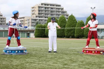 藤田ニコルが、鍛えたお尻で女王・みちょぱに女の戦いを挑む!